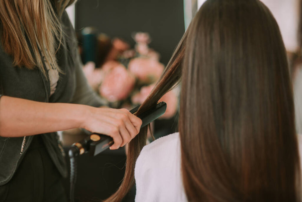 Magnifique styliste préparant ses cheveux de client pour la coupe - Photo, image