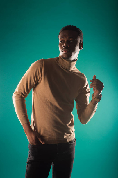Fešák černošky muž má skvělý držení těla při pózování ve studiu - Fotografie, Obrázek