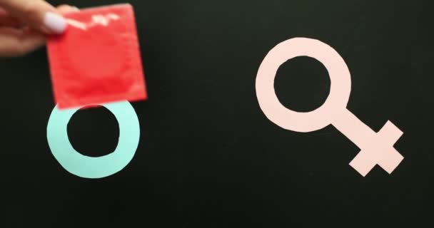 Liebe oder Sex-Ikone von Mann und Frau mit Kondom. Beziehungs- oder Geschlechterunterscheidungskonzept - Filmmaterial, Video