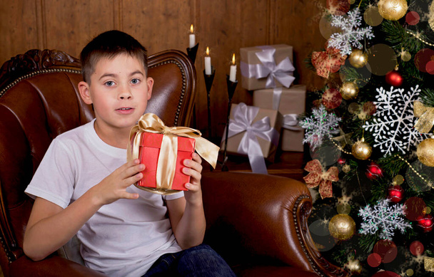 Christmas Kids. Happy Children Opening Gifts. New Year. Christmas Tree - Foto, imagen