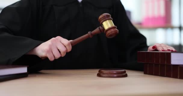 Tuomari kaavussa koputtaa nuijaa oikeussalissa. Oikeudellinen tuomari - Materiaali, video