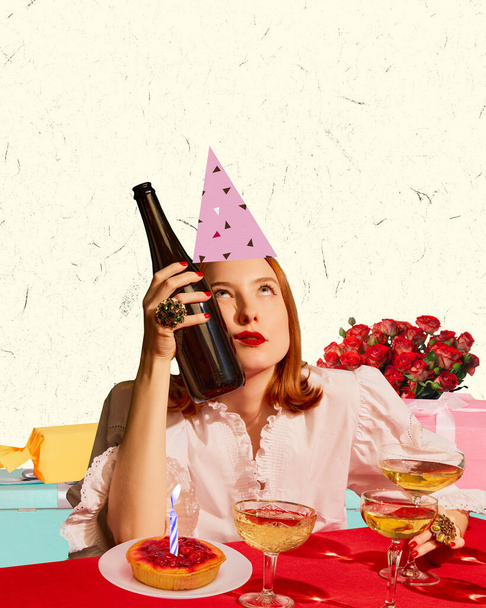 Fiatal lány, aki egyedül ünnepli a születésnapját, bort iszik és tortát eszik. Magányosság. Kortárs művészeti kollázs. Az ünneplés és a buli, a boldogság és az öröm fogalma. Képeslap kreatív kialakítása. - Fotó, kép