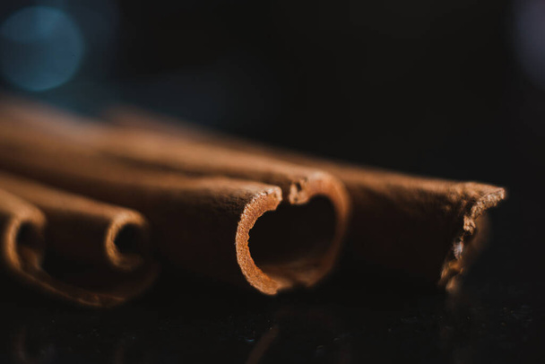 Close up of cinnamon sticks used to make cocktails in a pub - Foto, imagen