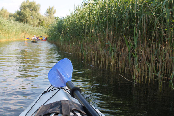 Sundown Kayak: avventura sul fiume attivo in mezzo al tramonto incandescente, emozioni all'aperto e ritiro tranquillo - Foto, immagini