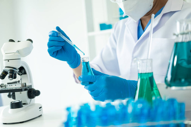 分析、医療、医薬品、科学研究の概念のための液体とガラス実験室内の化学試験管を持つ研究者医療研究クリニックや化学品の試験管 - 写真・画像