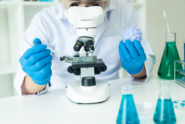 Ερευνητής με χημικές δοκιμαστικές λυχνίες σε γυάλινο εργαστήριο με υγρό για αναλυτικές, ιατρικές, φαρμακευτικές και επιστημονικές ερευνητικές έννοιες Δοκιμαστικοί σωλήνες σε κλινικές ιατρικής έρευνας και χημικές ουσίες - Φωτογραφία, εικόνα