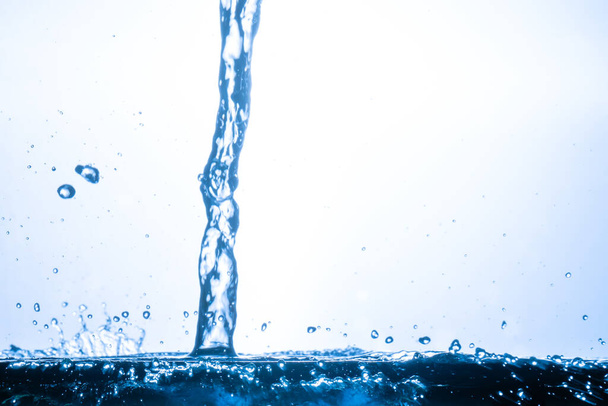 Spritzwassertropfen auf weißem Hintergrund - Foto, Bild