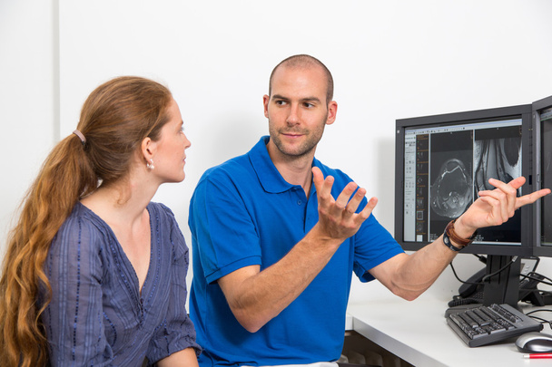 Radiolog poradenství pacienta pomocí obrázků z tomograpy nebo Mri - Fotografie, Obrázek