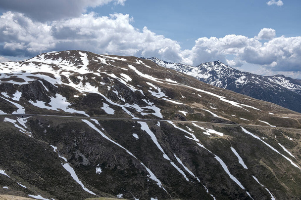 Berglandschap met blauwe lucht, in Italië - Foto, afbeelding