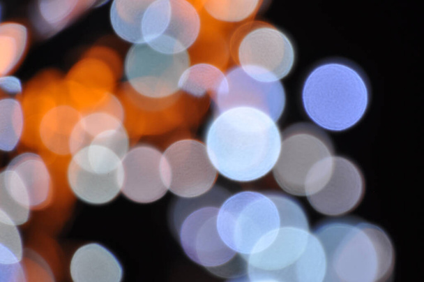 Şehir merkezindeki büyük Noel ağaçlarında altın ve mavi ışıklar - Fotoğraf, Görsel