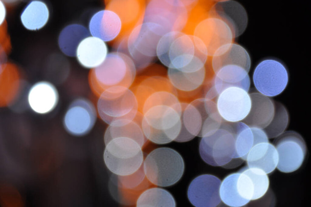 Şehir merkezindeki büyük Noel ağaçlarında altın ve mavi ışıklar - Fotoğraf, Görsel