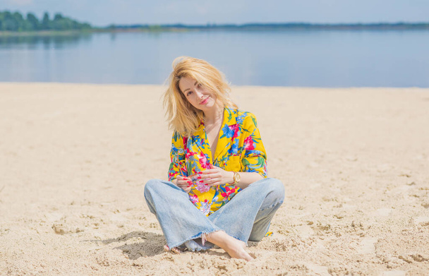 Femme en coton coloré chemise à la mode et jean évasé. Vêtements à la mode, concept de vacances. Style années 70 - Photo, image