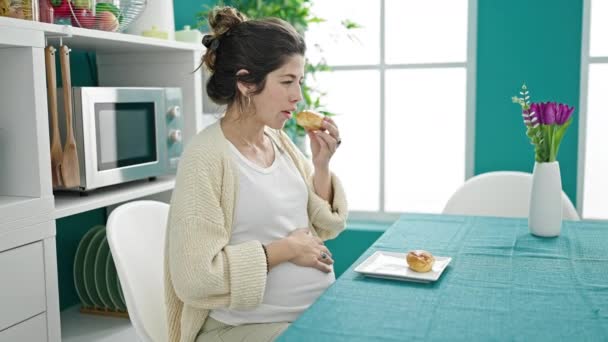Młoda ciężarna kobieta przy śniadaniu chora w jadalni - Materiał filmowy, wideo