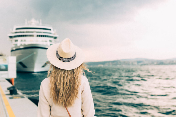 Woman tourist standing in front of big cruise liner, travel female.  - Foto, Imagem