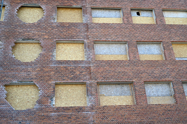 改修中の屋根付きの窓のあるレンガ造りの建物  - 写真・画像