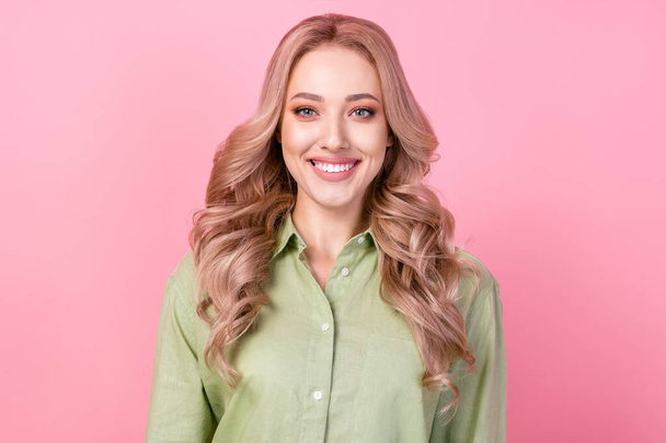 Портрет положительный потрясающий леди сияющие улыбки красивые вьющиеся волосы зеленая рубашка изолированы на розовом фоне цвета. - Фото, изображение