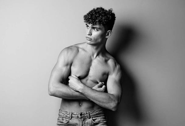 mężczyzna modne dopasowanie siła sport trend czarny i biały kulturysta dorosłych studio stylowe mięśnie ciało muskularne nagie kulturystyka - Zdjęcie, obraz