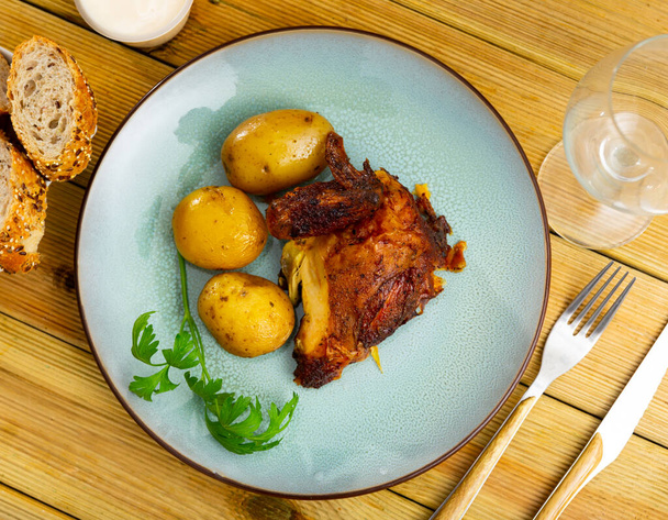 Appetizing dish of chicken thighs and boiled potatoes - Foto, Imagen