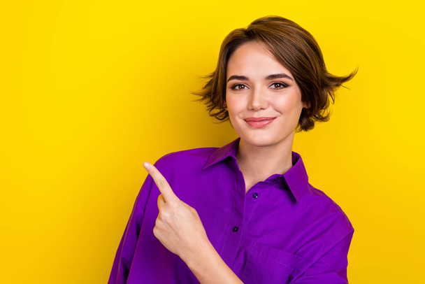 Foto di affascinante ragazza lavoratore allegro sorriso diretto dito vuoto spazio indossare elegante camicetta viola isolato colore giallo sfondo. - Foto, immagini