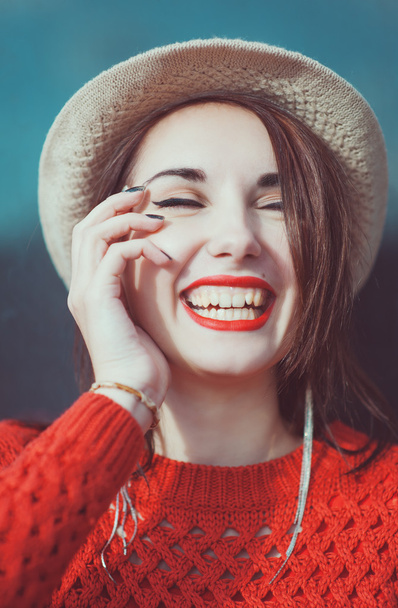 junge schöne Hipster-Mädchen in rotem Trikot mit Hut lachend  - Foto, Bild