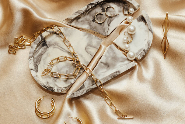 Damenschmuck, Goldkette, trendiger Schmuck auf Seidengrund. - Foto, Bild