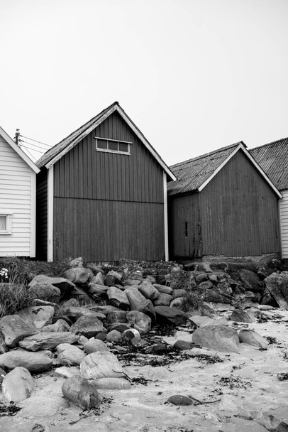 Olberg; Olbergstranden; Raege; Νορβηγία; 20 Μαΐου 2023, Black And White Shot Traditional Coastal Beach Huts With No People Western Norway - Φωτογραφία, εικόνα