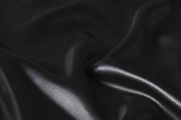 Zijde stof, abstracte golvende zwarte satijnen achtergrond - Foto, afbeelding