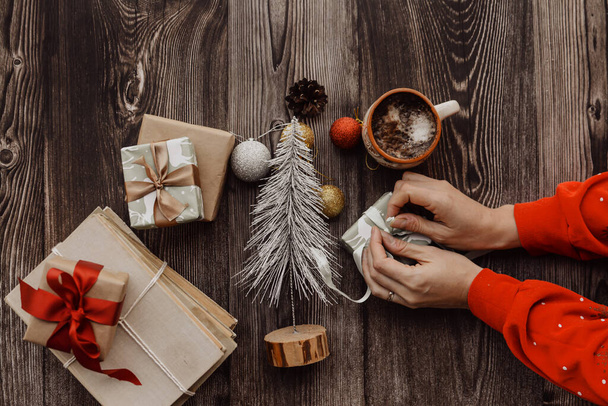 Hands holding small Christmas gift - Valokuva, kuva