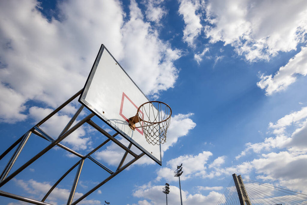 Basketbalová klec s modrou oblohou - Fotografie, Obrázek
