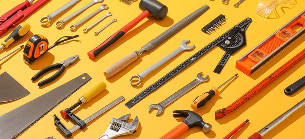 Conjunto de herramientas de construcción sobre fondo amarillo - Foto, Imagen