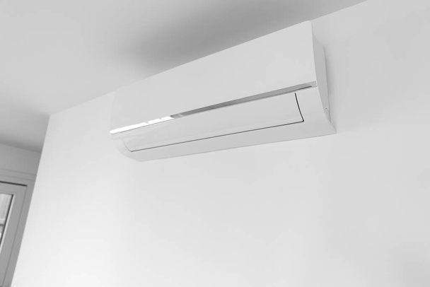 Modern légkondicionáló lóg fény fal a szobában - Fotó, kép