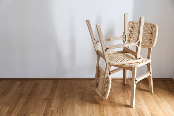 Wicker chairs near light wall - Foto, Imagen