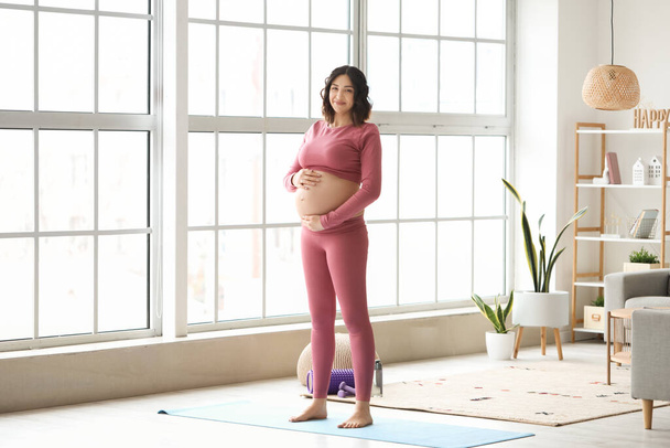 Sporty pregnant woman at home - Foto, Imagem