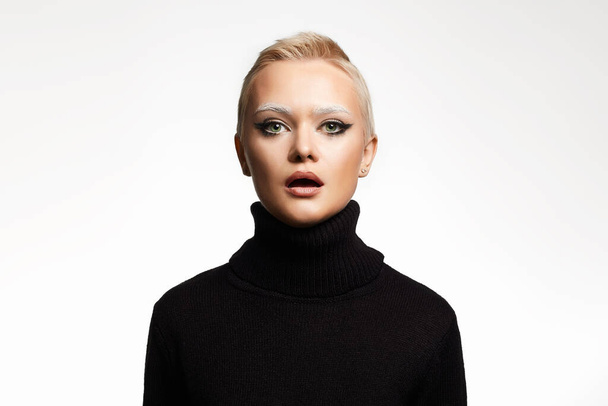 portrait of Short Hair Beautiful young woman. sensual girl with make-up and blond Hair. Bald style - Foto, Bild