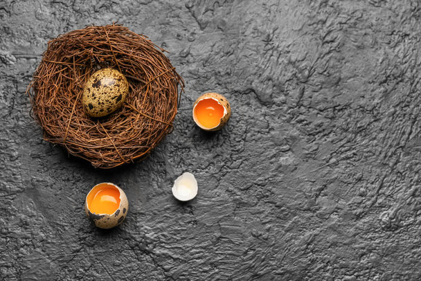 Гніздо зі свіжими перепелиними яйцями на темному фоні
 - Фото, зображення