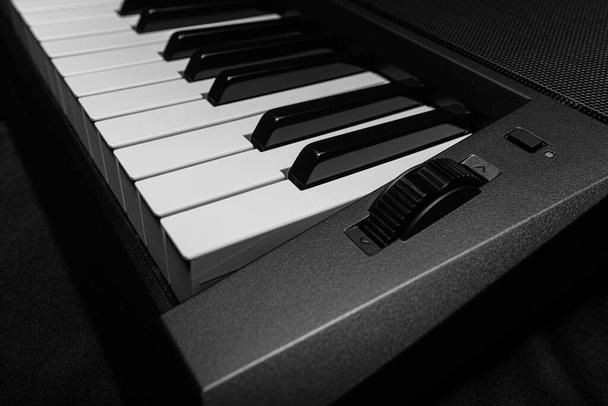 Sintetizador de teclado sobre fondo oscuro. Primer plano del piano eléctrico. - Foto, imagen