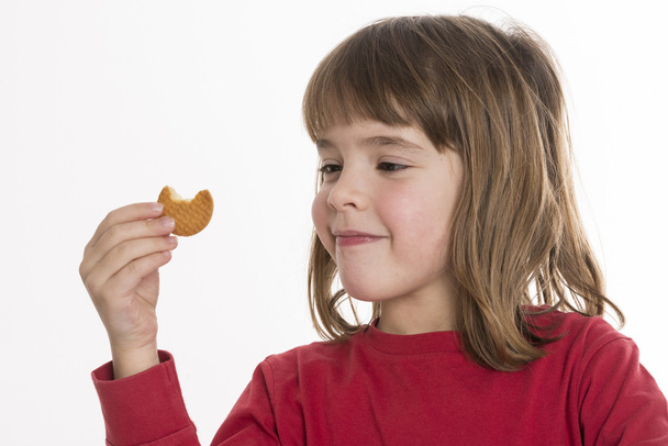 kurabiye yiyen küçük kız - Fotoğraf, Görsel
