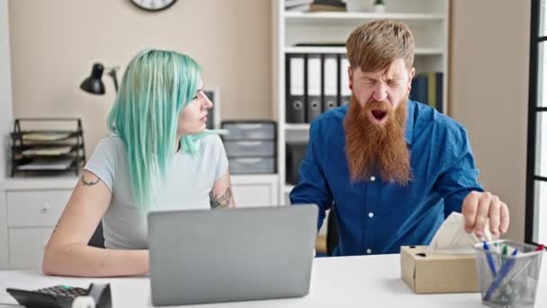 Άνδρες και γυναίκες εργαζόμενοι στις επιχειρήσεις που χρησιμοποιούν φορητό υπολογιστή είναι άρρωστοι στο γραφείο - Πλάνα, βίντεο