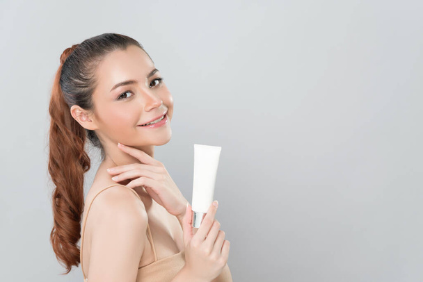 Glamour belle peau cosmétique naturelle parfaite femme portrait tenir maquette baignoire crème hydratante pour le traitement de la peau, publicité de produits anti-âge en arrière-plan isolé. - Photo, image