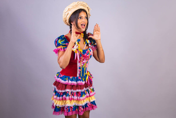 mujer brasileña con ropa de festa de so joo, festa junina.  - Foto, imagen