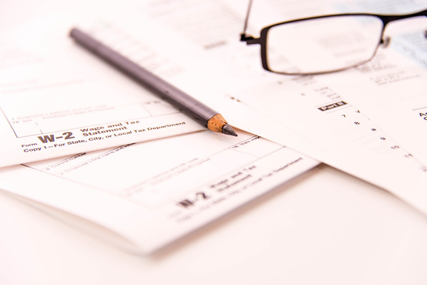Adó előkészítés kellékek, olvasó szemüveg és adózási formák - Fotó, kép