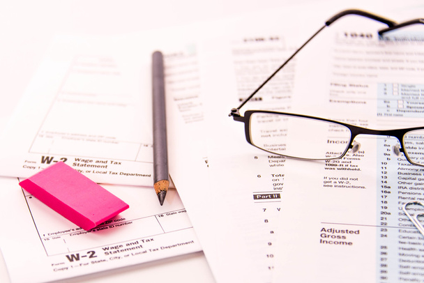 Material de preparação fiscal, óculos de leitura e formulários fiscais
 - Foto, Imagem