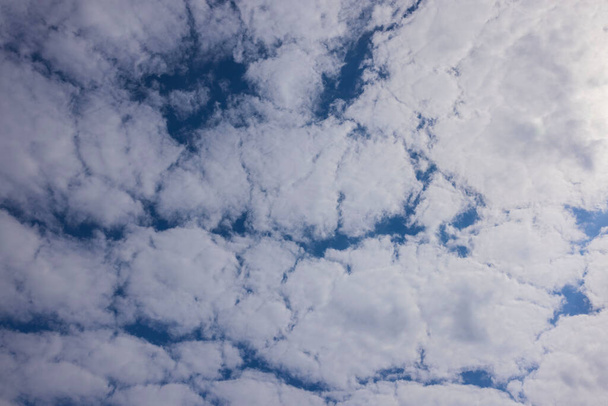 Bela vista céu azul com cirro nuvens brancas no dia de verão. - Foto, Imagem