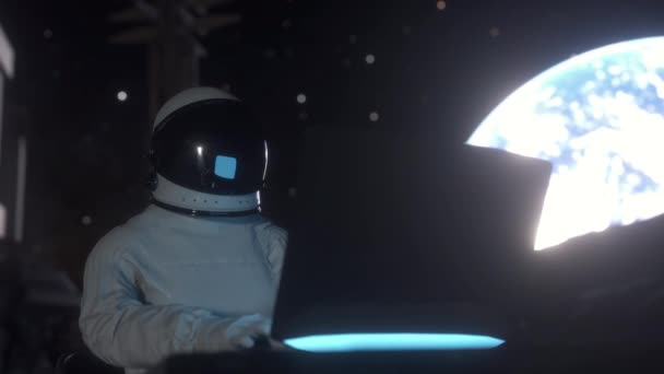 Astronaut werkt aan zijn science laptop in een ruimte kolonie. - Video