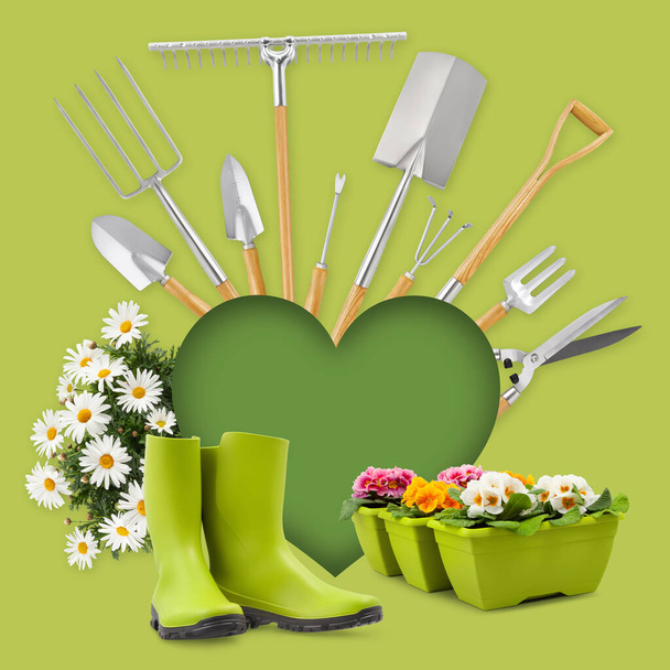 Εξοπλισμός εργαλείων κηπουρικής και πράσινο σχήμα καρδιάς, λαστιχένιες μπότες και μαργαρίτες λουλούδια που απομονώνονται σε πράσινο φόντο. Banner για online αγορές, ηλεκτρονικό εμπόριο, λαχανόκηπος, ανθοπωλείο και θερμοκήπιο - Φωτογραφία, εικόνα