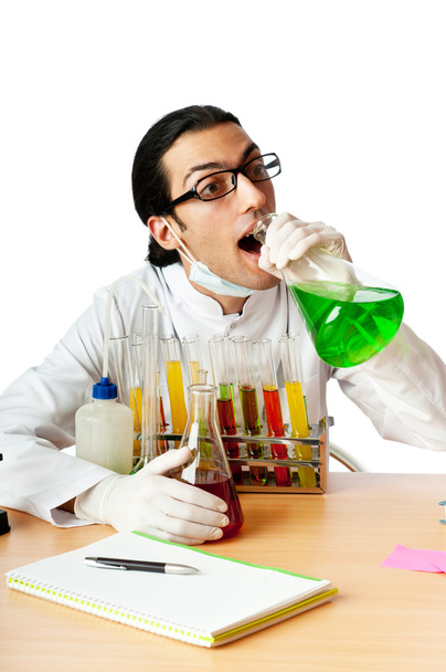 Estudiante trabajando en el laboratorio químico
 - Foto, Imagen