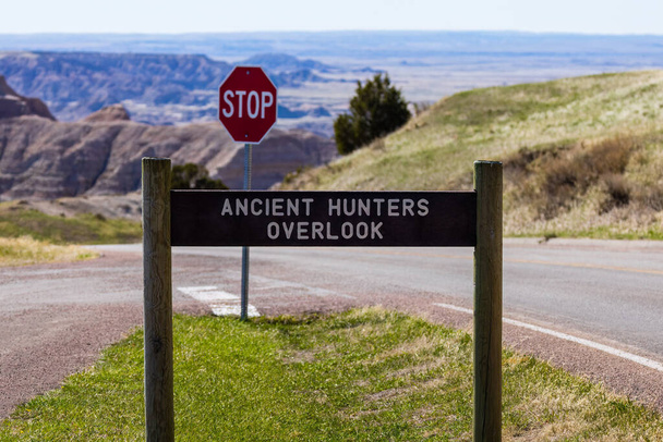 Panneau indiquant les anciens chasseurs donnant sur le parc national des Badlands.  - Photo, image