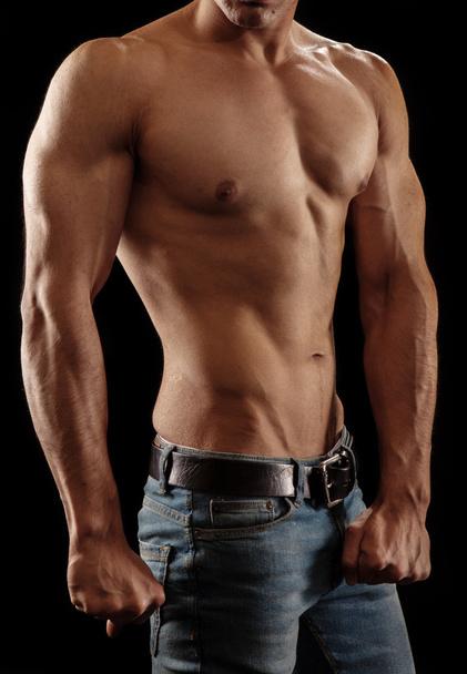 Silne lekkoatletycznego Model Fitness mężczyzna pozowanie. - Zdjęcie, obraz