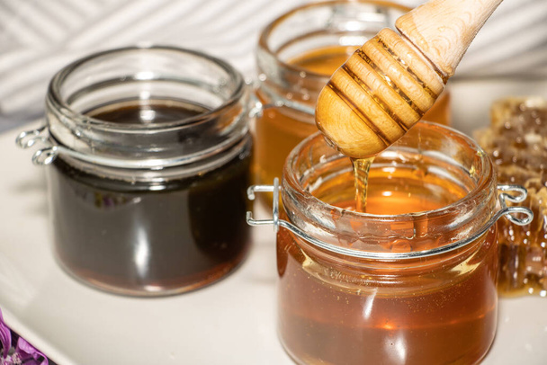 Lähikuva hunaja dipper tippuu hunajaa - Valokuva, kuva