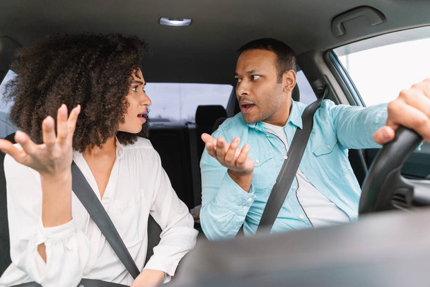 車旅行のストレスと紛争。中東のカップルは、運転中のストレスの多い状況について意見の相違があるため、自動車で口論しています。旅行中の関係の課題と紛争 - 写真・画像